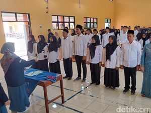 Usai Akad Nikah, Mbak Atul DIlantik Jadi KPPS Banyumas Pakai Baju Pengantin