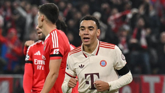 Soccer Football - Champions League - Bayern Munich v Benfica - Allianz Arena, Munich, Germany - November 6, 2024  Bayern Munichs Jamal Musiala celebrates scoring their first goal REUTERS/Angelika Warmuth