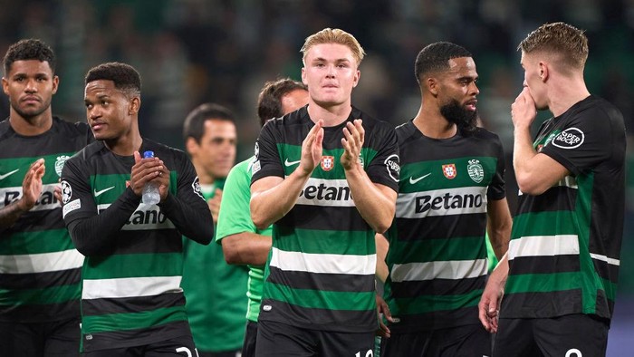 Players of Sporting CP celebrate victory after the UEFA Champions League match between Sporting CP and Manchester City at Jose Alvalade Stadium in Lisbon, Portugal, on November 5, 2024. (Photo by Jose Manuel Alvarez Rey/JAR Sport Images/NurPhoto via Getty Images)