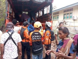 Dramatis, Tim SAR Evakuasi Nenek Stroke dari Bahaya Erupsi Gunung Lewotobi