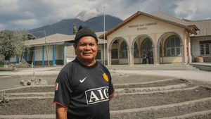 Tolak Mengungsi, Romo Martinus Pilih Jaga Sekolah Katolik dari Erupsi Lewotobi