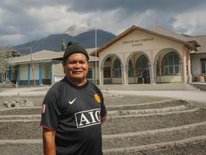 Tolak Mengungsi, Romo Martinus Pilih Jaga Sekolah Katolik dari Erupsi Lewotobi