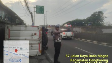 Truk Ngeyel Terbalik di Tanjakan Flyover Pesing, Lalu Lintas Mampet Parah