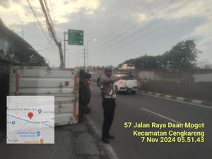 Truk Terbalik di Tanjakan Flyover Pesing Jakbar, Lalin Tersendat