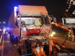 Tronton Seruduk Truk Boks di Jalan Ceper Klaten, Sopir Sempat Terjepit