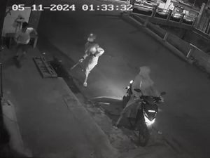 Viral Video Pria Ayunkan Sajam di Tepi Jalan Surabaya