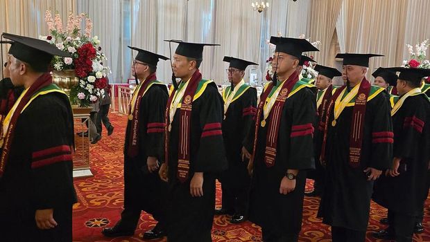Wisuda Nur Wahyudi Wisuda Nur Wahyudi