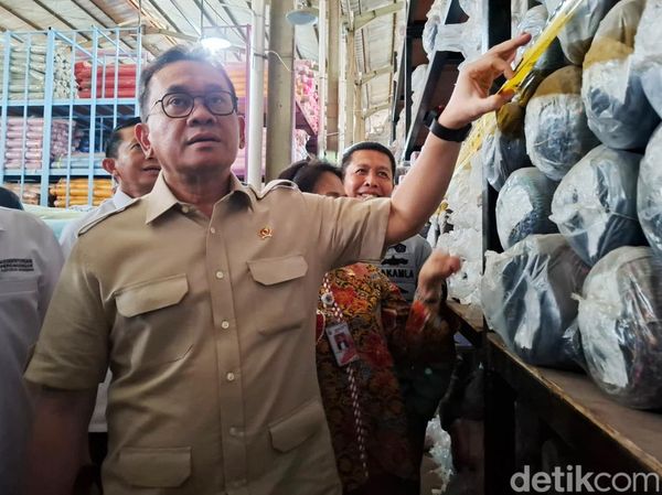 Penampakan 90 Ribu Rol Kain Gulungan dari China Disita Kemendag!