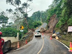 Sempat Tertutup Batu Raksasa, Jalan Cianjur-Ciwidey Kembali Bisa Dilalui