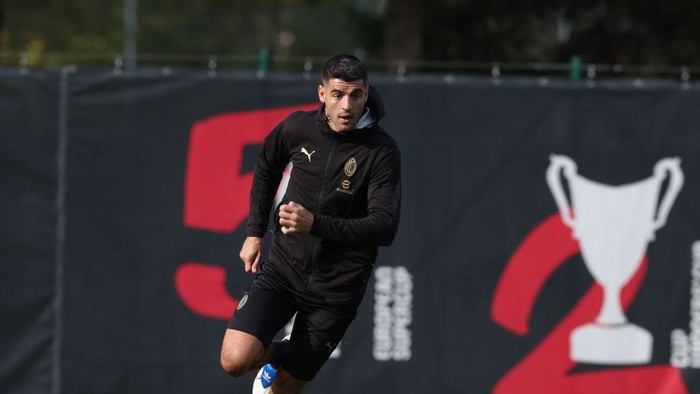 CAIRATE, ITALY - NOVEMBER 07: Alvaro Morata of AC Milan in action during AC Milan training session at Milanello on November 07, 2024 in Cairate, Italy. (Photo by Claudio Villa/AC Milan via Getty Images)