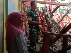 Atap Ruang Kelas Ambruk, Siswa SD Cibuluh Belajar di Posyandu