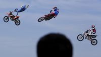 Atraksi Motocross Melayang-layang di Langit Italia