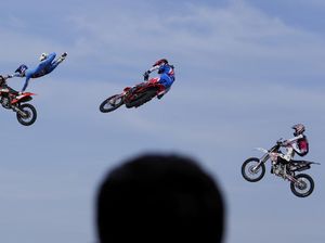 Atraksi Motocross Melayang-layang di Langit Italia Atraksi Motocross Melayang-layang di Langit Italia