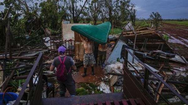 Badai Rafael Hantam Rumah-rumah Warga di Kuba