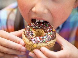 Bocah 12 Tahun Ini Buta Karena Terlalu Sering Makan Donat dan Burger