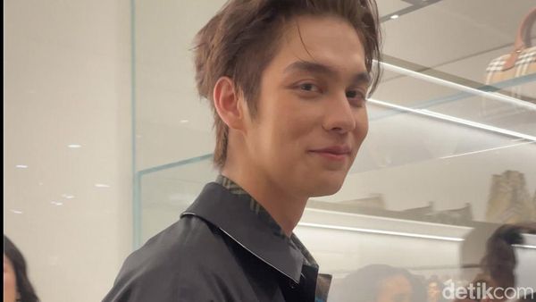 8 Gaya Tampan Bright Vachirawit di Acara Burberry Jakarta, Bikin Fans Histeris