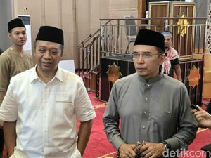 Jelang Debat Kedua Pilgub NTB, Zul Salat Jumat Bareng TGB di Mataram Jelang Debat Kedua Pilgub NTB, Zul Salat Jumat Bareng TGB di Mataram