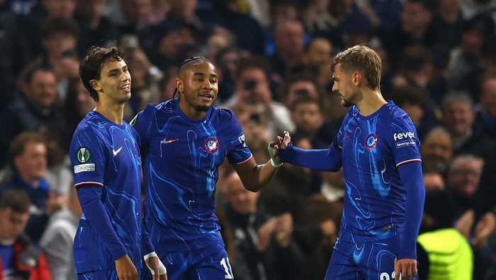 Soccer Football - Europa Conference League - Chelsea v Noah - Stamford Bridge, London, Britain - November 7, 2024 Chelseas Christopher Nkunku celebrates scoring their seventh goal with Chelseas Joao Felix and Chelseas Kiernan Dewsbury-Hall Action Images via Reuters/Matthew Childs