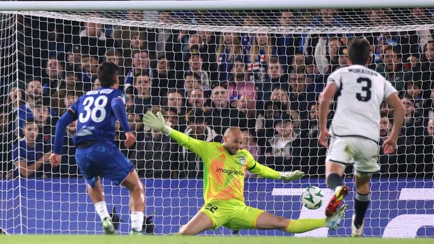 Soccer Football - Europa Conference League - Chelsea v Noah - Stamford Bridge, London, Britain - November 7, 2024 Chelsea's Marc Guiu scores their second goal past Noah's Ognjen Cancarevic REUTERS/Isabel Infantes