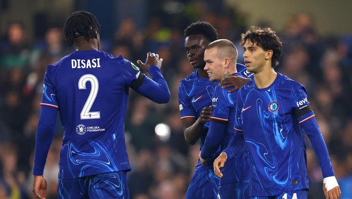 Soccer Football - Europa Conference League - Chelsea v Noah - Stamford Bridge, London, Britain - November 7, 2024 Chelseas Mykhailo Mudryk celebrates scoring their fifth goal with teammates Action Images via Reuters/Matthew Childs