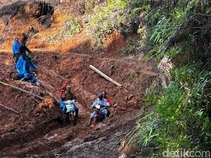 Jajal Jalur Seko, Danny Janji Tuntaskan Pembangunan Jalan Rusak Berlumpur