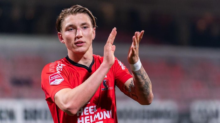 HELMOND, NETHERLANDS - OCTOBER 4: Dario Sits of Helmond Sport applauds for the fans during the Dutch Keuken Kampioen Divisie match between Helmond Sport and Jong Ajax at Lavans Stadion on October 4, 2024 in Helmond, Netherlands. (Photo by Joris Verwijst/BSR Agency/Getty Images)