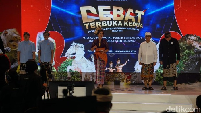 Dua paslonÂ mengikuti debat kedua Pilbup Badung 2024 yang digelar di The Trans Resort Bali, Kerobokan Kelod, Kuta Utara, Badung, Jumat (8/11/2024) malam. (Foto: Agus Eka/detikBali)