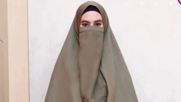 5 Potret Selebriti Putuskan Hijrah Pakai Cadar dan Tinggalkan Dunia Hiburan