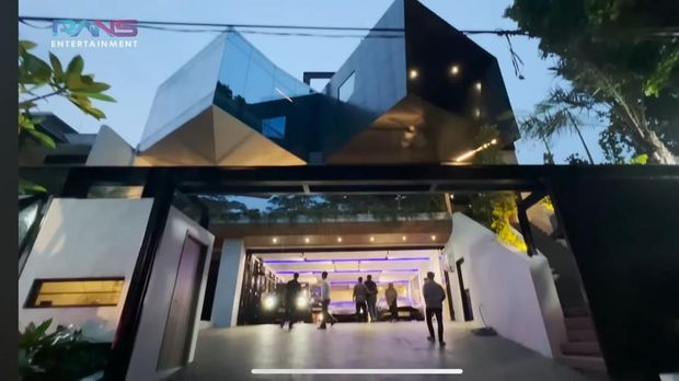 Genteng Bocor, 7 Potret Rumah Mewah Atta Halilintar dan Aurel Hermansyah Genteng Bocor, 7 Potret Rumah Mewah Atta Halilintar dan Aurel Hermansyah