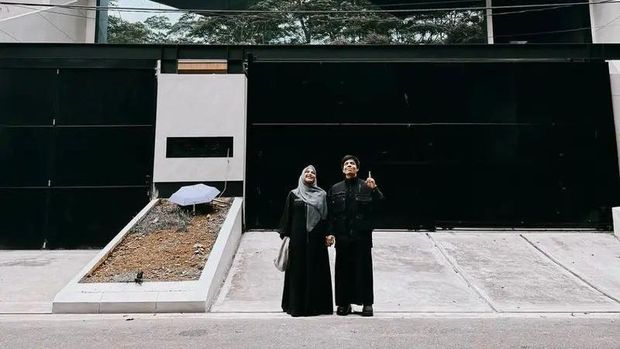 Genteng Bocor, 7 Potret Rumah Mewah Atta Halilintar dan Aurel Hermansyah Genteng Bocor, 7 Potret Rumah Mewah Atta Halilintar dan Aurel Hermansyah