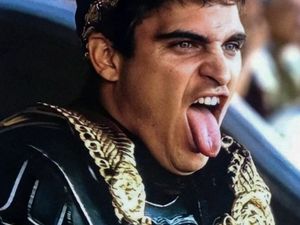 Ribut-ribut Joaquin Phoenix dan Russell Crowe di Gladiator Ribut-ribut Joaquin Phoenix dan Russell Crowe di Gladiator