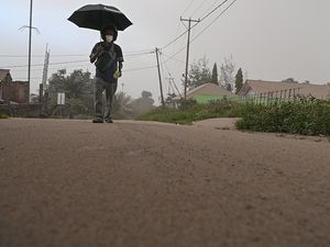 Gunung Lewotobi Erupsi, Hujan Abu dan Pasir Selimuti Desa Pululera