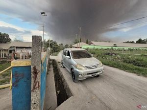 Hujan Abu Vulkanik Terjadi di Sekitar Gunung Lewotobi Laki-laki Hujan Abu Vulkanik Terjadi di Sekitar Gunung Lewotobi Laki-laki