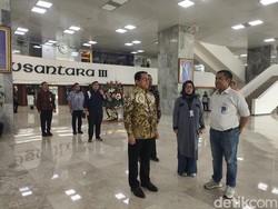 DPR Putar Indonesia Raya Tiap Pagi, Pimpinan-Staf Lakukan Sikap Sempurna