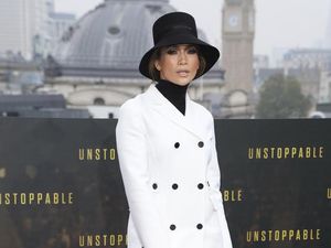 5 Gaya Jennifer Lopez Pakai Sepatu Gesper, Curi Atensi 5 Gaya Jennifer Lopez Pakai Sepatu Gesper, Curi Atensi