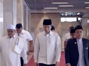 Momen Jokowi di Jakarta: Salat Jumat di Istiqlal Didampingi Pratikno Momen Jokowi di Jakarta: Salat Jumat di Istiqlal Didampingi Pratikno