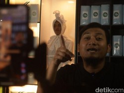 Warga Bandung Ini Jualan Kain Kafan Lewat Live TikTok