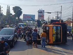 Truk Muatan Pasir Terguling di Semarang, Lalin Sempat Diterapkan Contraflow