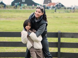 Foto Kedekatan Medina Dina & Gempi Anak Gading Marten, Sempat Liburan Bareng Foto Kedekatan Medina Dina & Gempi Anak Gading Marten, Sempat Liburan Bareng