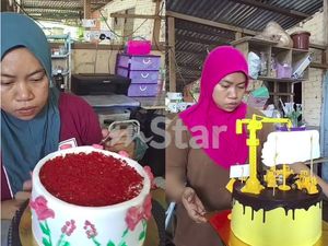 Kue Ultah Baker Kampung Ini Dibuat di Dapur Sederhana Kue Ultah Baker Kampung Ini Dibuat di Dapur Sederhana