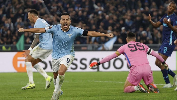 Soccer Football - Europa League - Lazio v FC Porto - Stadio Olimpico, Rome, Italy - November 7, 2024 Lazios Pedro celebrates scoring their second goal REUTERS/Ciro De Luca