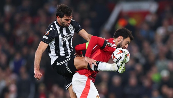 MANCHESTER, ENGLAND - NOVEMBER 7: Magomed Ozdoev of PAOK tackles Bruno Fernandes of Manchester United during the UEFA Europa League 2024/25 League Phase MD4 match between Manchester United and PAOK FC at Old Trafford on November 7, 2024 in Manchester, England. (Photo by Robbie Jay Barratt - AMA/Getty Images)
