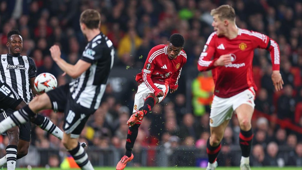 Tembakan Amad Diallo yang berujung gol. (Foto: Getty Images/Robbie Jay Barratt - AMA)