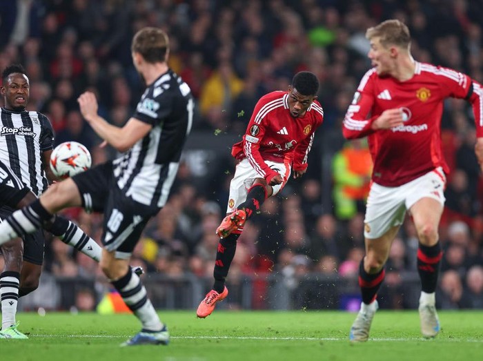 MANCHESTER, ENGLAND - NOVEMBER 7: Amad Diallo of Manchester United scores a goal to make it 2-0  during the UEFA Europa League 2024/25 League Phase MD4 match between Manchester United and PAOK FC at Old Trafford on November 7, 2024 in Manchester, England. (Photo by Robbie Jay Barratt - AMA/Getty Images)