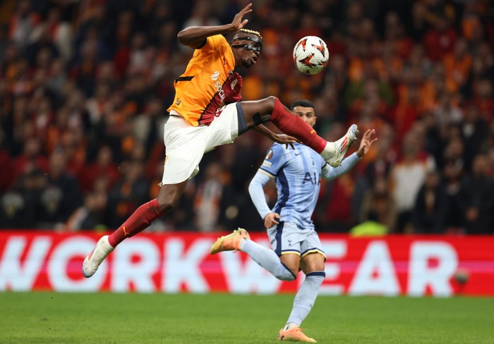 ISTANBUL, TURKEY - NOVEMBER 07: Victor Osimhen of Galatasaray scores his team's third goal during the UEFA Europa League 2024/25 League Phase MD4 match between Galatasaray A.S. and Tottenham Hotspur at Ali Sami Yen Spor Kompleksi on November 07, 2024 in Istanbul, Turkey. (Photo by Ahmad Mora/Getty Images)