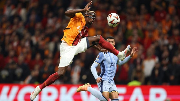 Liga Europa ISTANBUL, TURKEY - NOVEMBER 07: Victor Osimhen of Galatasaray scores his teams third goal during the UEFA Europa League 2024/25 League Phase MD4 match between Galatasaray A.S. and Tottenham Hotspur at Ali Sami Yen Spor Kompleksi on November 07, 2024 in Istanbul, Turkey. (Photo by Ahmad Mora/Getty Images)