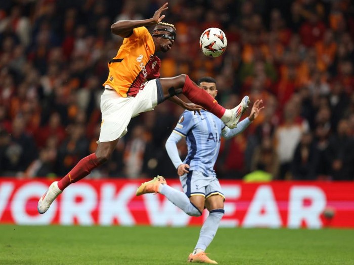 ISTANBUL, TURKEY - NOVEMBER 07: Victor Osimhen of Galatasaray scores his team's third goal during the UEFA Europa League 2024/25 League Phase MD4 match between Galatasaray A.S. and Tottenham Hotspur at Ali Sami Yen Spor Kompleksi on November 07, 2024 in Istanbul, Turkey. (Photo by Ahmad Mora/Getty Images)