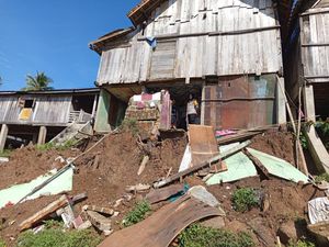 Tanah Longsor di OKU, Satu Rumah Warga Nyaris Roboh