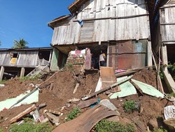 Tanah Longsor di OKU, Satu Rumah Warga Nyaris Roboh
