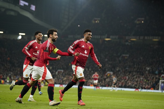 Manchester United's Amad Diallo, right, celebrates with teammates after scoring his side's second goal during the Europa League opening phase soccer match between Manchester United and PAOK at the Old Trafford stadium in Manchester, England, Thursday, Nov. 7, 2024. (AP Photo/Dave Thompson)